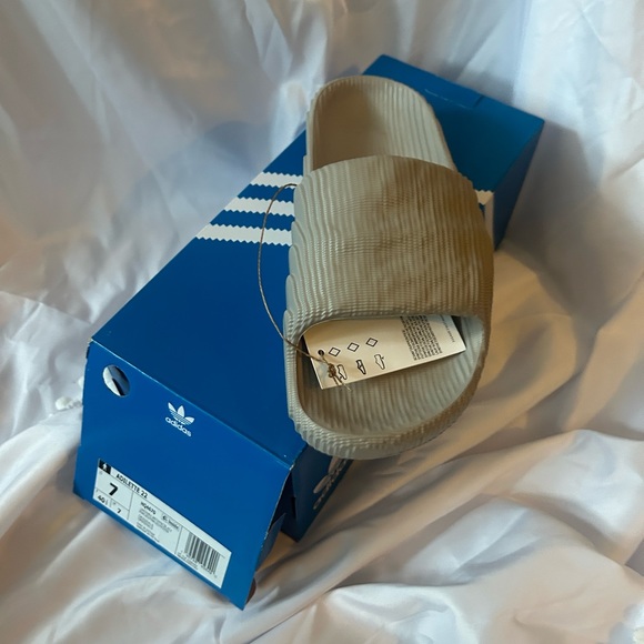 NWT Adidas Adilette 22 slides in light brown! The perfect summer slide - Picture 2 of 3